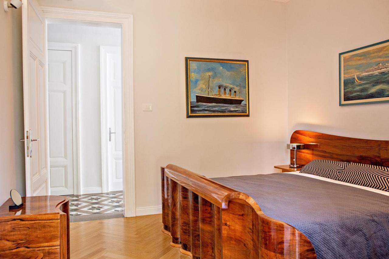 Deluxe Beachfront Apartment Klara, Lovran Bagian luar foto
